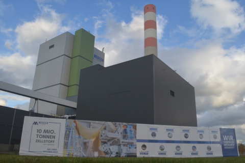 Hauptgebäude des Zellstoffwerks Mercer Stendal, Arneburg, Deutschland, mit Beschilderung zur Feier von 10 Millionen Tonnen Produktion im Jahr 2020
