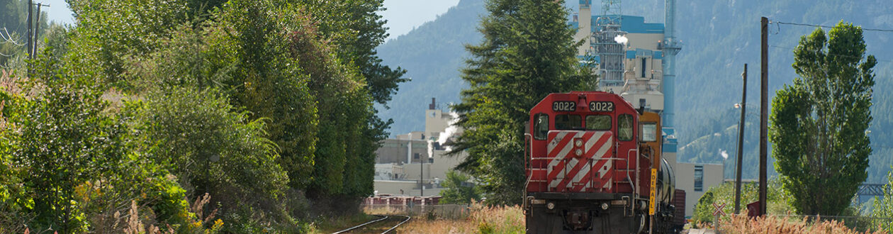 Zug verlässt das Mercer Celgar Zellstoffwerk in der Nähe von Castlegar, British Columbia, Kanada