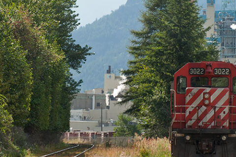 Zug verlässt das Mercer Celgar Zellstoffwerk in der Nähe von Castlegar, British Columbia, Kanada