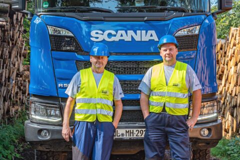 Zwei Mercer Holz Fahrer mit neuem Scania Timber Truck mit Ladekran