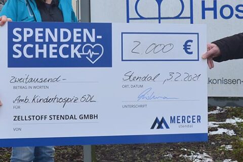 André Listemann, Geschäftsführer Mercer Stendal, überreicht Spende an den Ambulanten Kinderhospizdienst