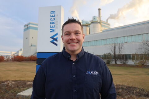 Adam Wilcox, Vertreter für Gesundheit und Sicherheit, vor der Zellstofffabrik Mercer Peace River