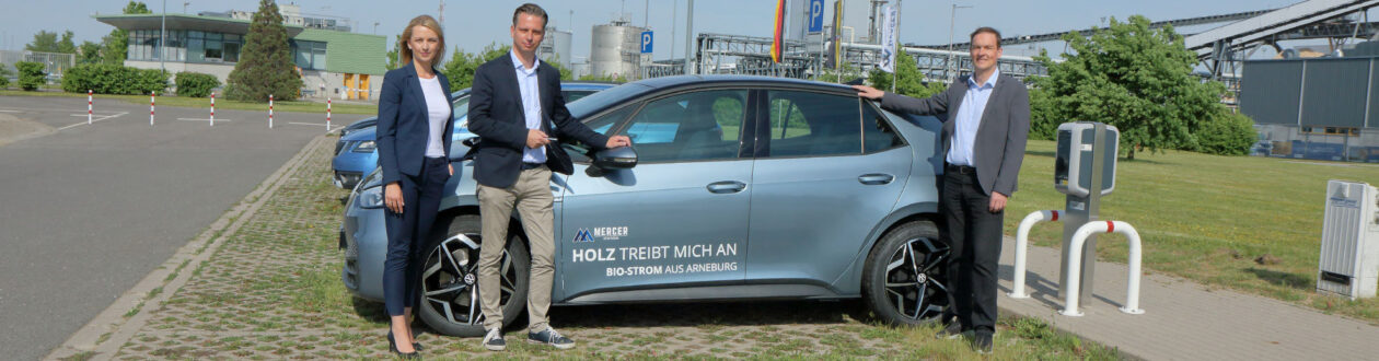 Anne Isensee (von links) und Christian Zierau übergeben den neuen Volkswagen ID.3 an Mercer-Chef André Listemann. Foto: Stefan Rühling