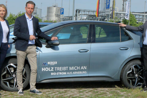 Anne Isensee (von links) und Christian Zierau übergeben den neuen Volkswagen ID.3 an Mercer-Chef André Listemann. Foto: Stefan Rühling