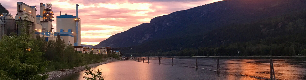 Blick auf die Mercer Celgar Mühle bei Sonnenuntergang mit Blick auf den Nelson River in British Columbia, Kanada