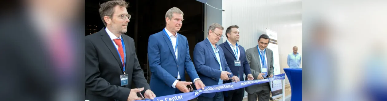 Bei der Eröffnungszeremonie des „Mercer Lignin Center“ schneiden fünf Männer in Anzügen ein blaues Band durch.