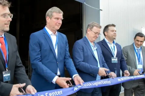 Bei der Eröffnungszeremonie des „Mercer Lignin Center“ schneiden fünf Männer in Anzügen ein blaues Band durch.