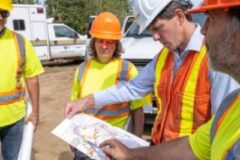 Vier Mercer-Teammitglieder bei der Überprüfung der Baustellenkarte für Mercer Forestry Services