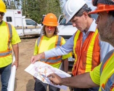 Vier Mercer-Teammitglieder bei der Überprüfung der Baustellenkarte für Mercer Forestry Services