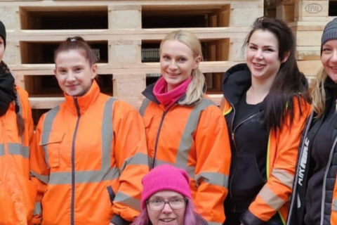 Gruppenbild weiblicher Führungskräfte der Palettenproduktion bei Mercer Torgau