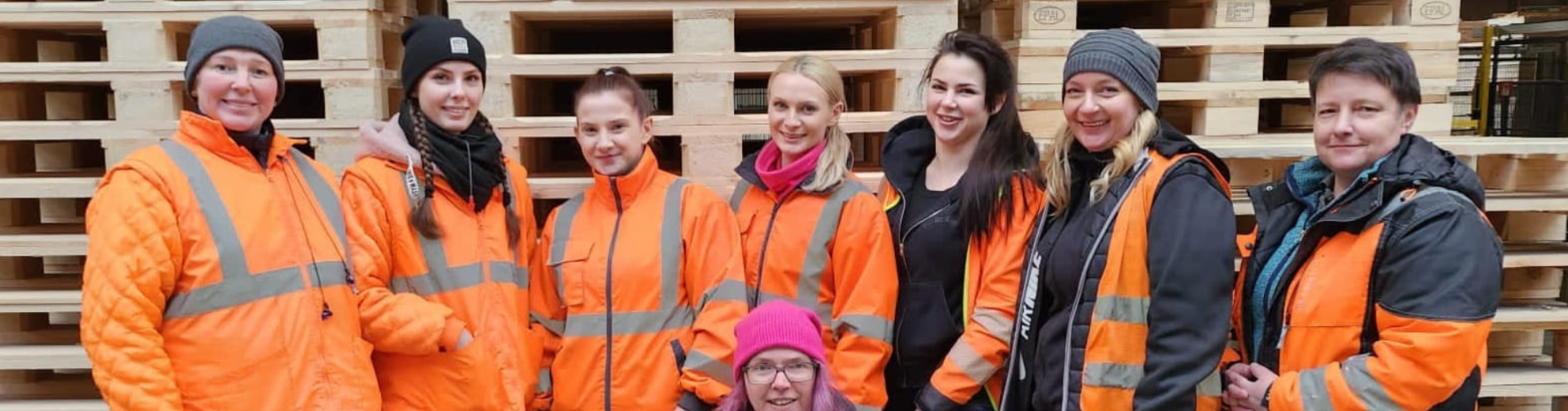 Gruppenbild weiblicher Führungskräfte der Palettenproduktion bei Mercer Torgau