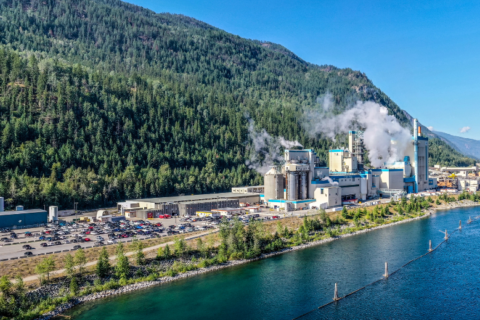 Mercer Celgar Zellstoffwerk in Castlegar, BC Landschaftsaufnahme.