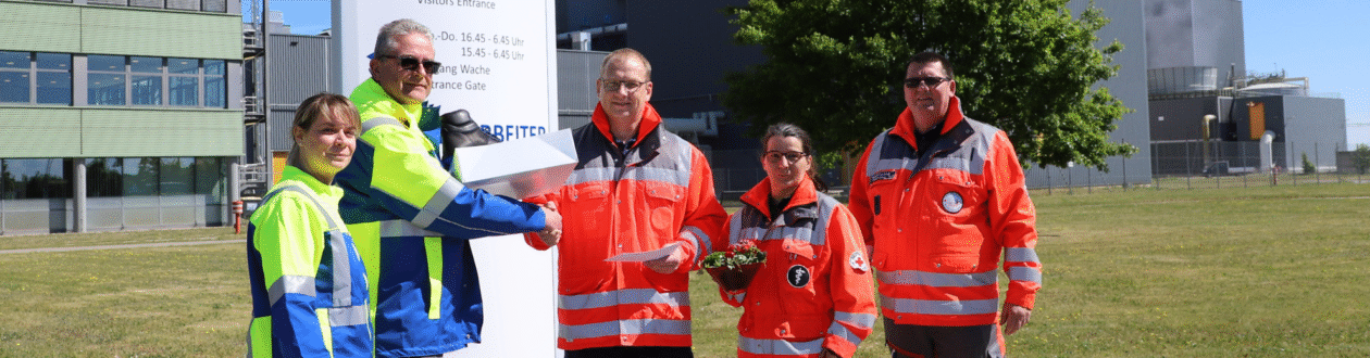 Michael Jakubek und Sarah Lukas (Mercer Stendal) übergeben 245 Arbeitsschutzschuhe an Sven Gauter, Anett Fiedler und Daniel Fiedler vom DRK Kreisverband Östliche Altmark e.V. für den Einsatz bei ehrenamtlichen Rettungsarbeiten.
