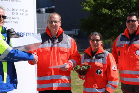 Michael Jakubek und Sarah Lukas (Mercer Stendal) übergeben 245 Arbeitsschutzschuhe an Sven Gauter, Anett Fiedler und Daniel Fiedler vom DRK Kreisverband Östliche Altmark e.V. für den Einsatz bei ehrenamtlichen Rettungsarbeiten.